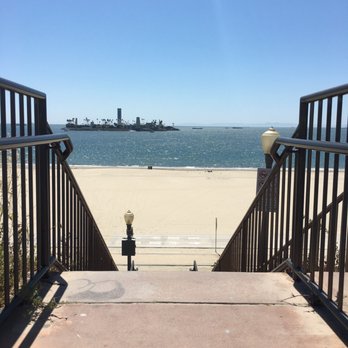 Bluff Park - Stairs leading down to beach level from street - Parks Near Me - Long Beach, California Bluff Park - Stairs leading down to beach level from street - Parks Near Me - Long Beach, California