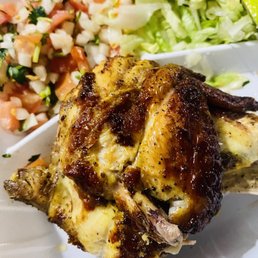 Quarter white meat with salad and pico de gallo