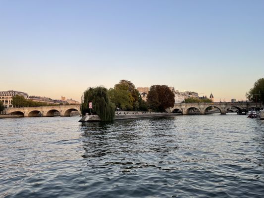 Bateaux-Mouches by null