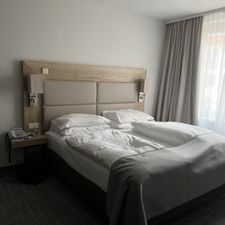 Holiday Inn - Hotel room