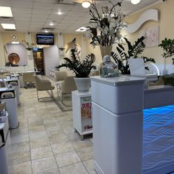 Top Nails & Spa - The salon looks very beautiful, clean and modern