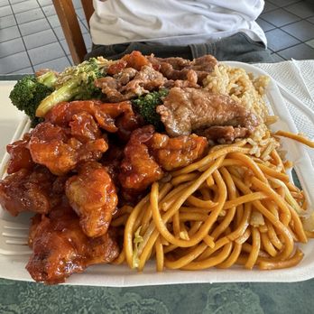 Magic Wok - Half and half (chow mein and fried rice), Orange chicken, and Broccoli beef - Chinese Near Me - Chino, California Magic Wok - Half and half (chow mein and fried rice), Orange chicken, and Broccoli beef - Chinese Near Me - Chino, California