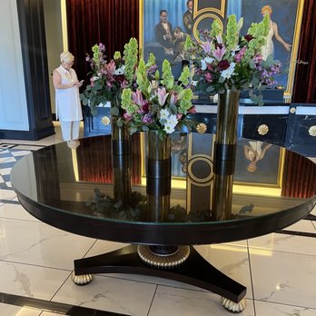 Hotel Carmichael - Beautiful flowers at check in - Hotels Near Me - Carmel, Indiana