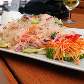 Asia Noy - Der mit 12 Euro grotesk überteuerte Glasnudelsalat enthält ganze vier (!) kleine Shrimps, ansonsten ist er völlig geschmacksneutral. - Thai Near Me - Heilbronn, BW Asia Noy - Der mit 12 Euro grotesk überteuerte Glasnudelsalat enthält ganze vier (!) kleine Shrimps, ansonsten ist er völlig geschmacksneutral. - Thai Near Me - Heilbronn, BW