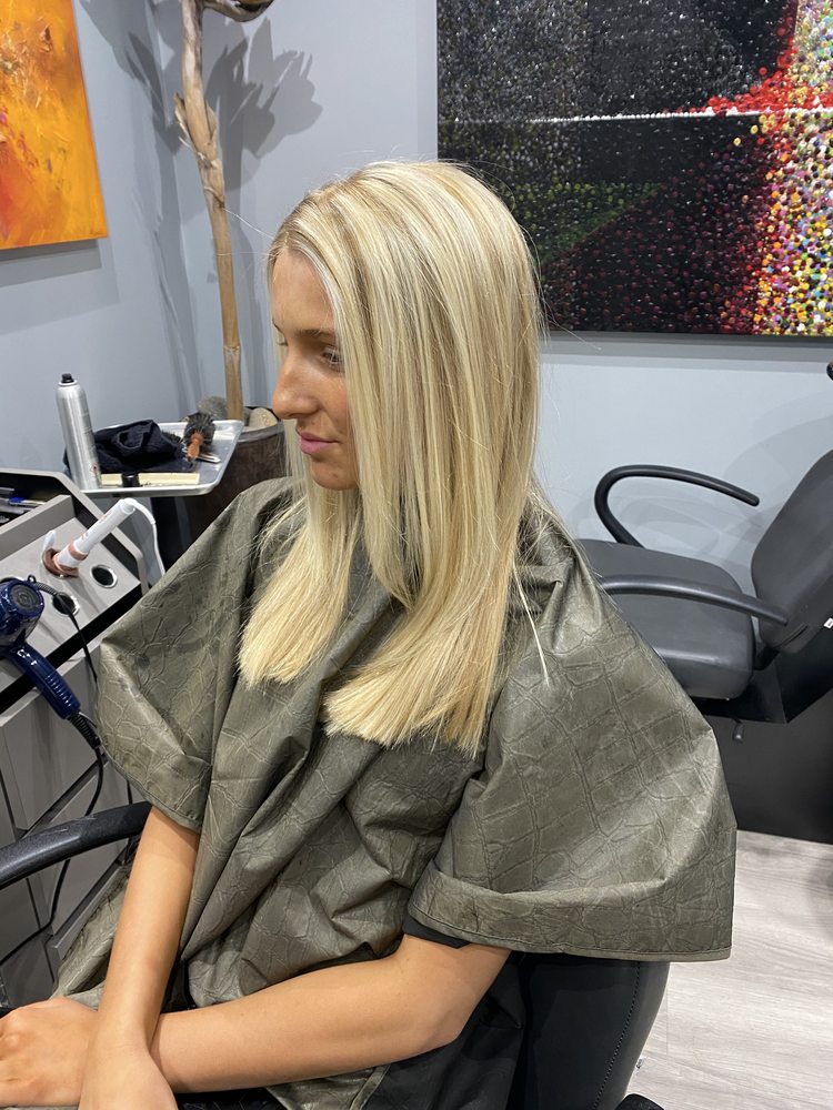 Denni Daniels Hair Design Logo