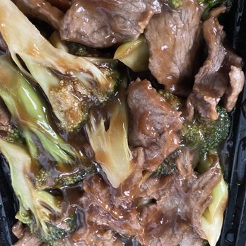 Rose Garden - Beef w. Broccoli - A takeout container holds beef with broccoli, carrots, and other vegetables coated in brown sauce, typical of Chinese cuisine. - Fast Food Near Me - Albuquerque, New Mexico