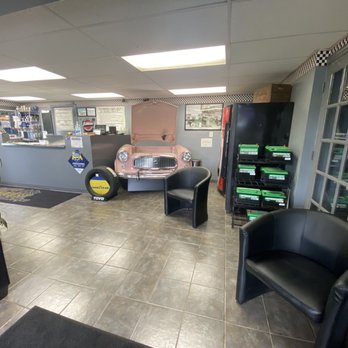 Pop's Exhaust - Front desk, vending machine, soda machine, and to the right is the bathroom - Auto Repair Near Me - Manchester, Connecticut