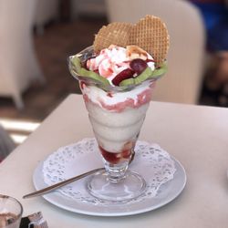 Maximilian's Restaurant - Frutísimo - Früchte-Eis mit Früchten der Saison, Sahne u. Erdbeersoße