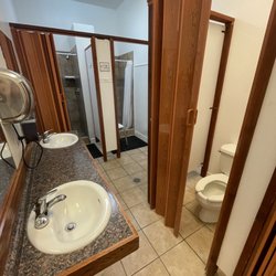 Twin Falls 93 RV Park - Cramped bathroom