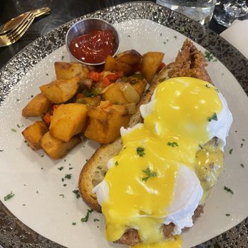 Jungly - Fried chicken eggs Benedict - Lounges Near Me - Long Island City, New York Jungly - Fried chicken eggs Benedict - Lounges Near Me - Long Island City, New York