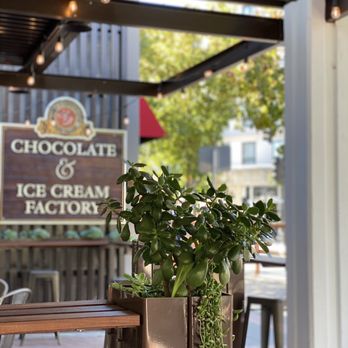 Anettes Chocolates - Outside patio area with seating - Candy Stores Near Me - Napa, California