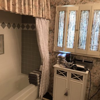 Mike Reed Tile - This shows the overall finish. Sorry the hair dryer was not put away but the focus should be on the tub. - Tiling Near Me - Tarzana, California Mike Reed Tile - This shows the overall finish. Sorry the hair dryer was not put away but the focus should be on the tub. - Tiling Near Me - Tarzana, California