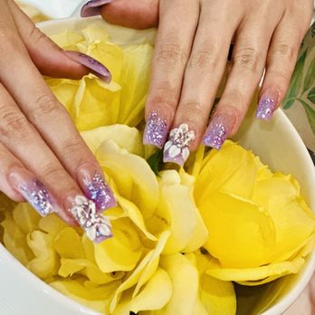Picasa Nails and Spa - Lavender and white set with 3D butterfly and flowers - Nail Salons Near Me - New Braunfels, Texas