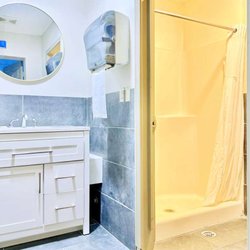 Days Inn by Wyndham Rutland/Killington Area - Guest room bath