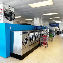Bahia Vista Laundromat - Bahia Vista Laundromat in Sarasota, Florida is a classic open-air laundromat in a friendly neighborhood offering Wash, Dry & Fold services.