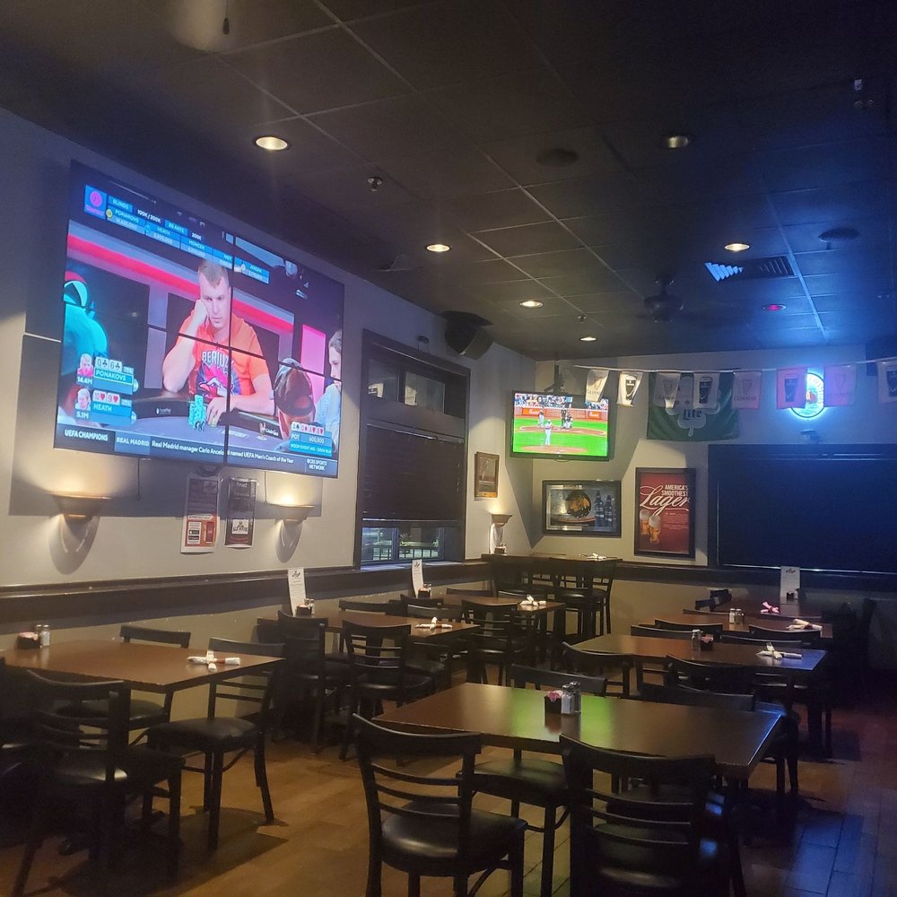Don't let this pic fool ya.......place was packed about 30 mins ago.....BINGO NIGHT!!!!