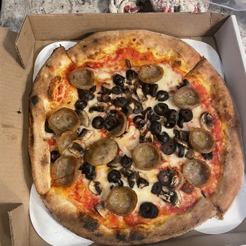 Cascadia Pizza - Evergreen pizza, no green peppers - Pizza Near Me - North Bend, Washington