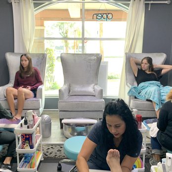 G&J Beauty Bar - Geidy providing excellent service. - Nail Salons Near Me - Miami, Florida