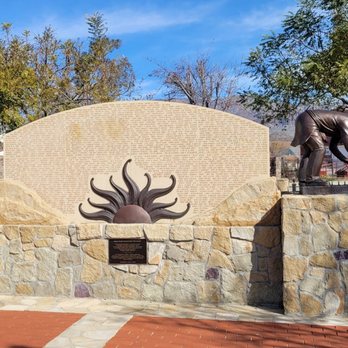 Santa Paula Farmworker Monument - Look closely as many names are recorded on the monument - Public Art Near Me - Santa Paula, California Santa Paula Farmworker Monument - Look closely as many names are recorded on the monument - Public Art Near Me - Santa Paula, California