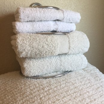 Robinhood Resort - Dingy old towels , picture doesn't do justice. - Big Bear Lake, CA