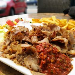Teko's Grill - Mein Dönerteller überzeugt auf ganzer Linie: das Fleisch mager und würzig, der Salat frisch, der Cacik kräftig, und die Pommes sind kross