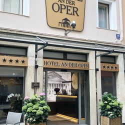 Hotel an der Oper - Entrance / Eingang