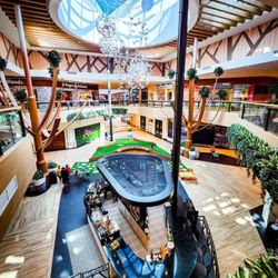 Cherry & Coffee Cafe - Birdview of Cherry & Coffee Cafe from the upper level at Hawthorn Shopping Mall in Vernon Hills. IL 60061