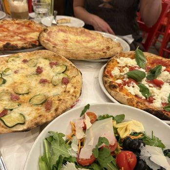 Dar Poeta - Salad, pizzas: zucchini/sasuage, margarita, prosciutto, mozzarella cheese - Pizza Near Me - Rome, RM Dar Poeta - Salad, pizzas: zucchini/sasuage, margarita, prosciutto, mozzarella cheese - Pizza Near Me - Rome, RM