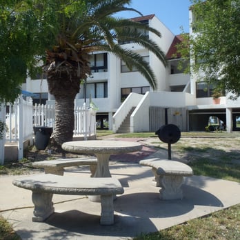 Fairway Villas - BBQ with friends and family - Hotels Near Me - Corpus Christi, Texas