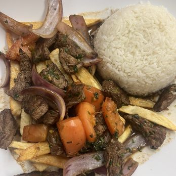 Machu-Picchu Peruvian Restaurant - Lomo Saltado - Peruvian Near Me - Van Nuys, California