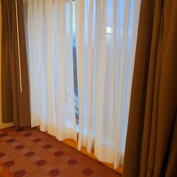 Sandstone Hollow Inn - Sitting area by the window - Hotels Near Me - Verona, New York Sandstone Hollow Inn - Sitting area by the window - Hotels Near Me - Verona, New York