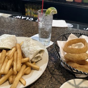 Hurley's - Chicken wrap, gin and tonic & onion rings - Pubs Near Me - New York, New York Hurley's - Chicken wrap, gin and tonic & onion rings - Pubs Near Me - New York, New York