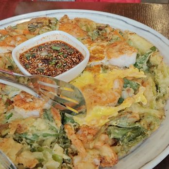 Makkal Chon - Seafood pancake was nice and filled with veggies and seafood...not too cakey - Korean Near Me - Toronto, Ontario