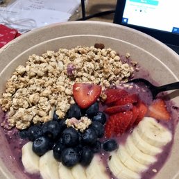 Açaí bowl has the right amount of ingredients and tastes so good!