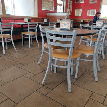 Carl's Jr - Plenty Of Seating - Burgers Near Me - Alameda, California
