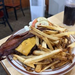 The Village Inn Restaurant - Hamburger mit Bacon und Ponmes, knapp 15USD
