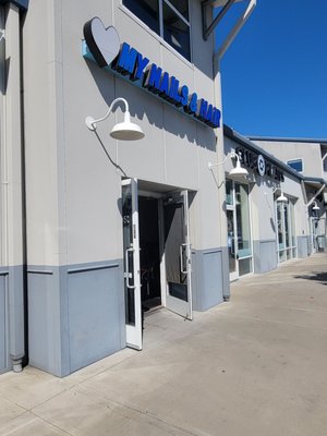 Bridgeside Shopping Center by null