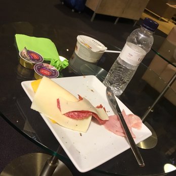 Sala Canudas - Dirty table and I've been sitting here for about 25 minutes. - Airport Lounges Near Me - Sant Boi de Llobregat, B Sala Canudas - Dirty table and I've been sitting here for about 25 minutes. - Airport Lounges Near Me - Sant Boi de Llobregat, B