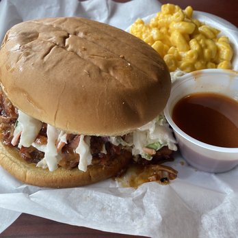 Dreamland BBQ - Large bbq sandwich with Mac n cheese - Barbeque Near Me - Roswell, Georgia Dreamland BBQ - Large bbq sandwich with Mac n cheese - Barbeque Near Me - Roswell, Georgia