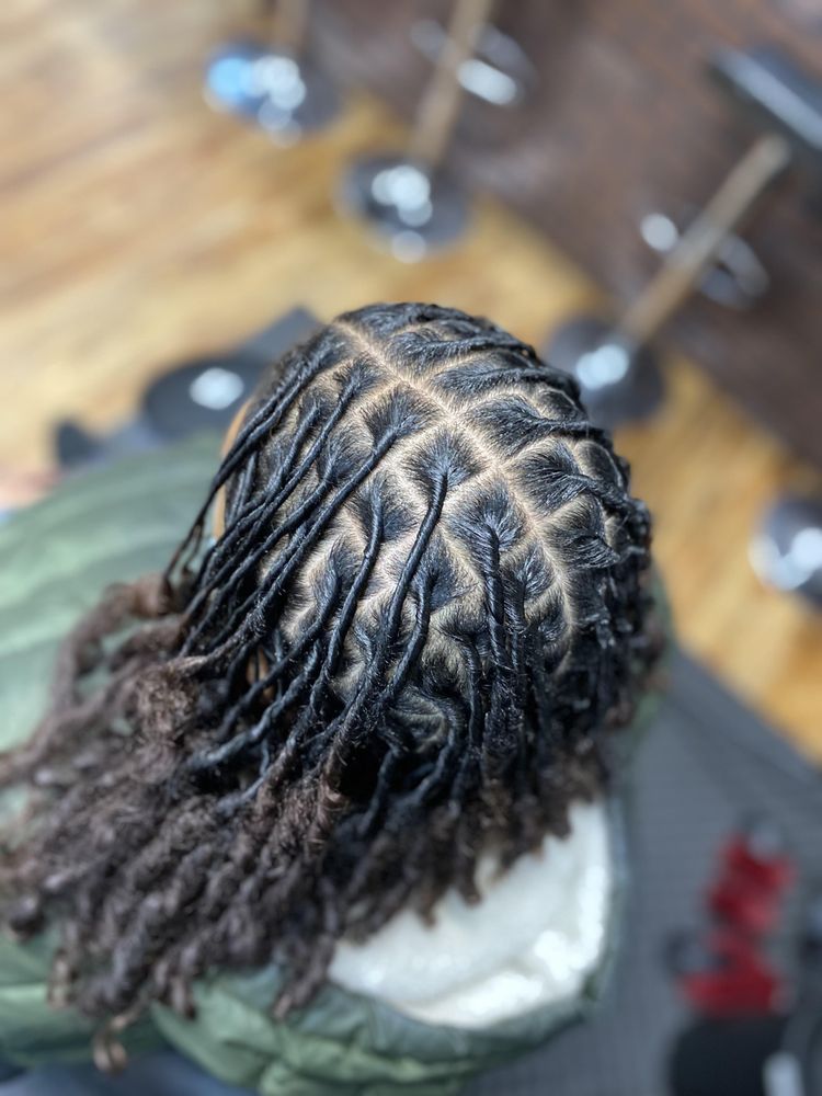 Crownd Maintenance Barber & Beauty Salon Logo