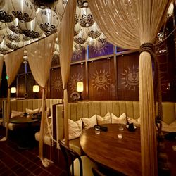 The Night We Met - Cozy booths