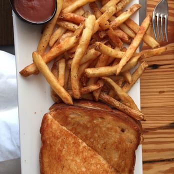 Chomp Kitchen & Drinks - Grilled cheese - American Near Me - Warren, Rhode Island