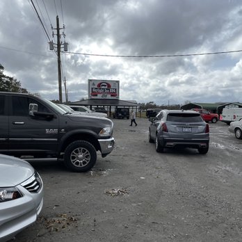 Skylight Inn BBQ - Busy lil place. Gets muddy after raining - Barbeque Near Me - Ayden, North Carolina
