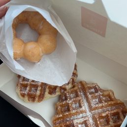 Original large croffle, original mochi donut Original large croffle, original mochi donut