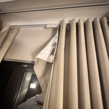 Marriott at Research Triangle Park - Clearly can see that they are broken. - Hotels Near Me - Durham, North Carolina