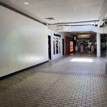 Honolulu Bistro - Looking towards the food court - Hawaiian Near Me - Honolulu, Hawaii