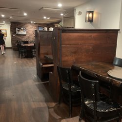 Peter Christian's Tavern - Half the tables are empty.