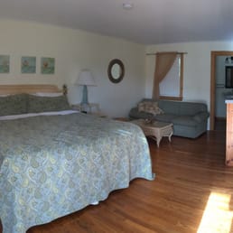 King bed, kitchen efficiency in the back King bed, kitchen efficiency in the back