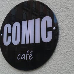 Cómic Café - Cartel del local en la pared de la fachada