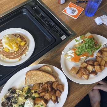 Slappy Cakes - Mushroom omelette and burrito - Breakfast & Brunch Near Me - Lahaina, Hawaii